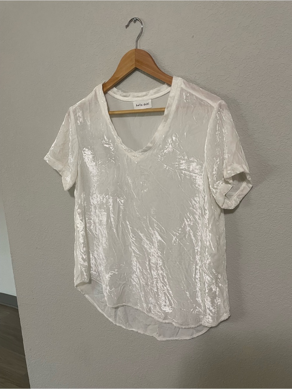 bella dahl White Crushed Velvet V-Neck Tee m elevated basics travel 2000s y2k